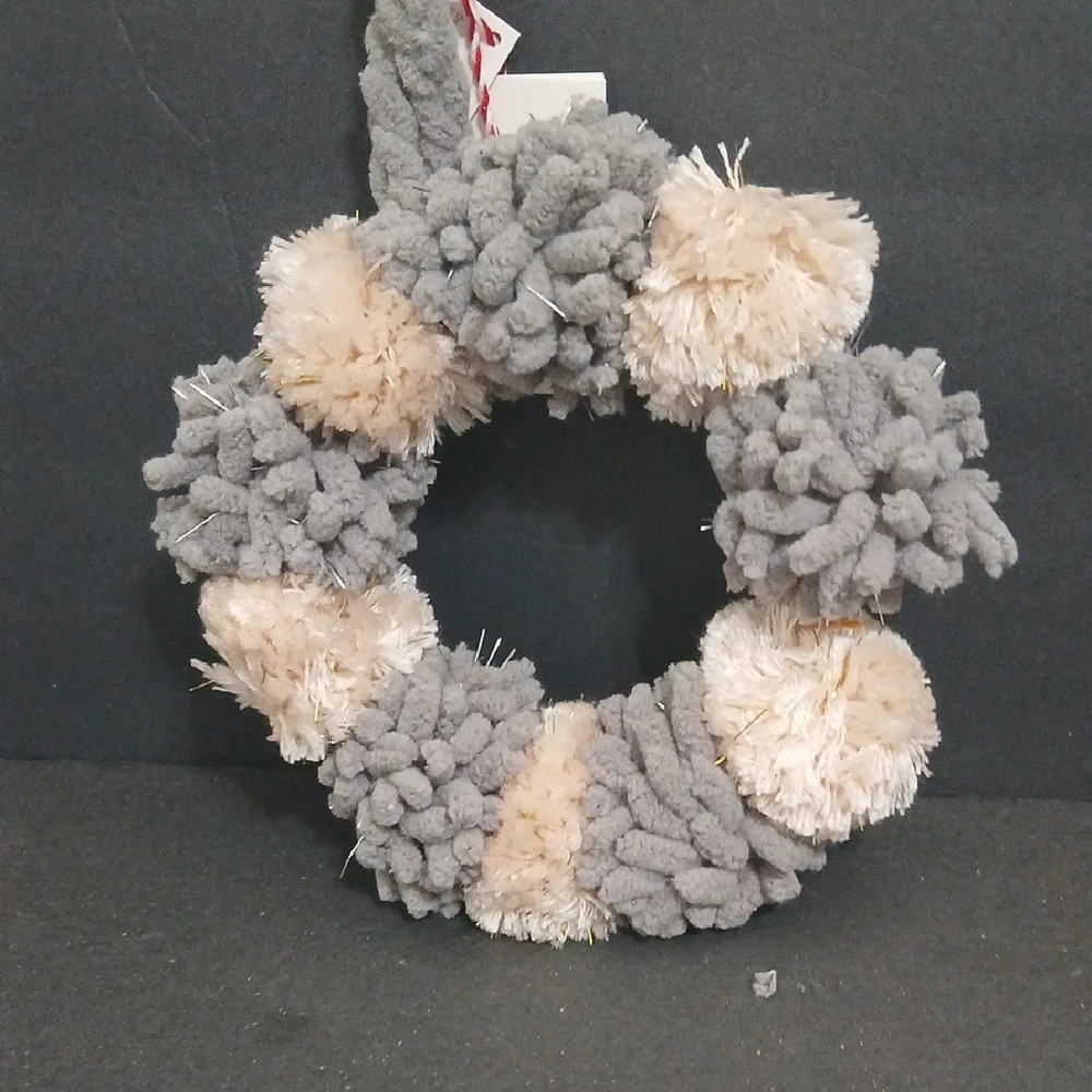 Holiday Christmas Gray & Cream 7.5